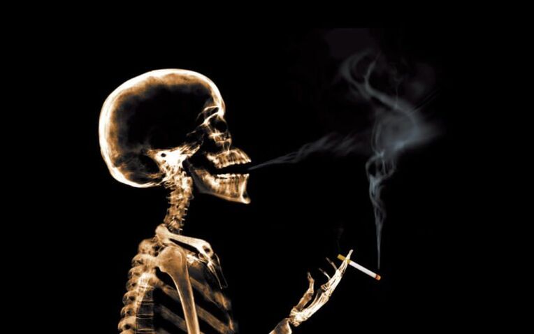 ծխելը որպես մեջքի ցավի պատճառ ուսի շեղբերների շրջանում